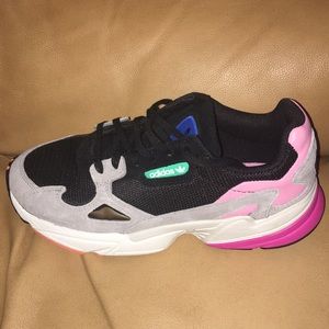 Adidas Falcon W
Core Black & Light Granite